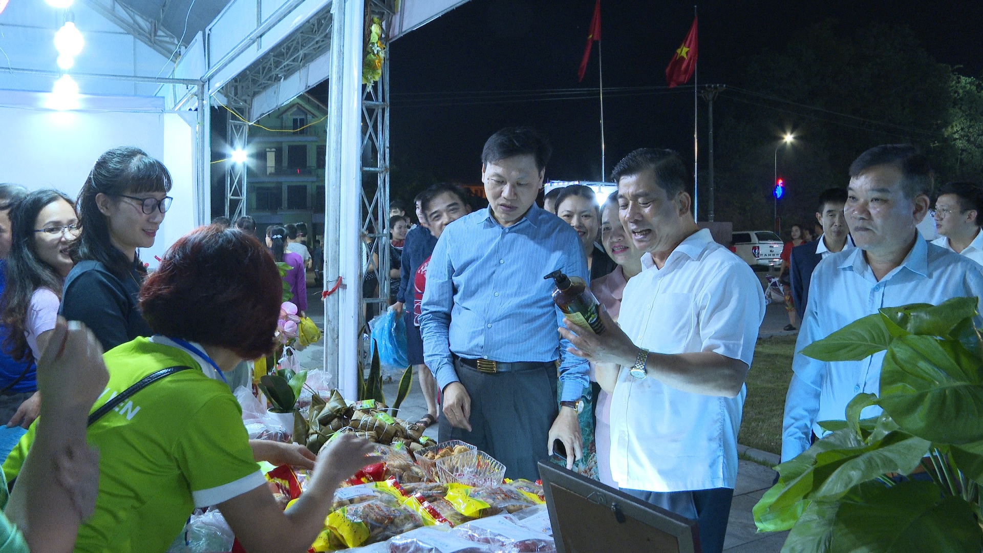 Lãnh đạo sở ngành của tỉnh và lãnh đạo huyện Tiên Yên tham quan các gian hàng tại Hội chợ OCOP