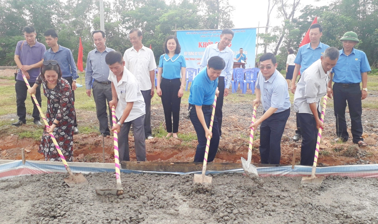 LĐLĐ thành phố phối hợp với công ty cổ phần Đông Hà tổ chức khởi công làm 02 tuyến đường bê tông khu dân cư tại xã Cộng Hò