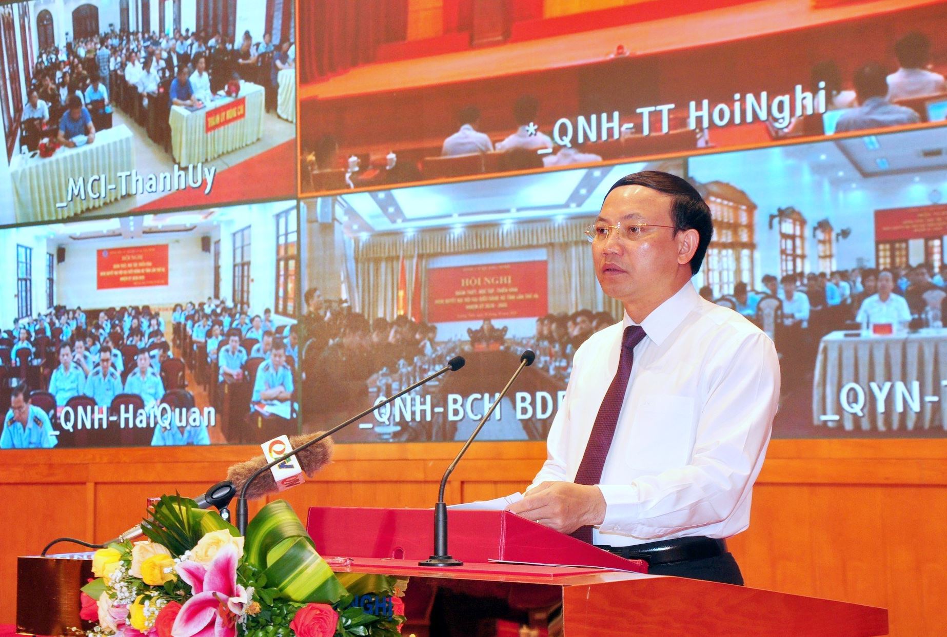 Đồng chí Bí thư Tỉnh ủy, Chủ tịch HĐND tỉnh Nguyễn Xuân Ký quán triệt tại hội nghị. 