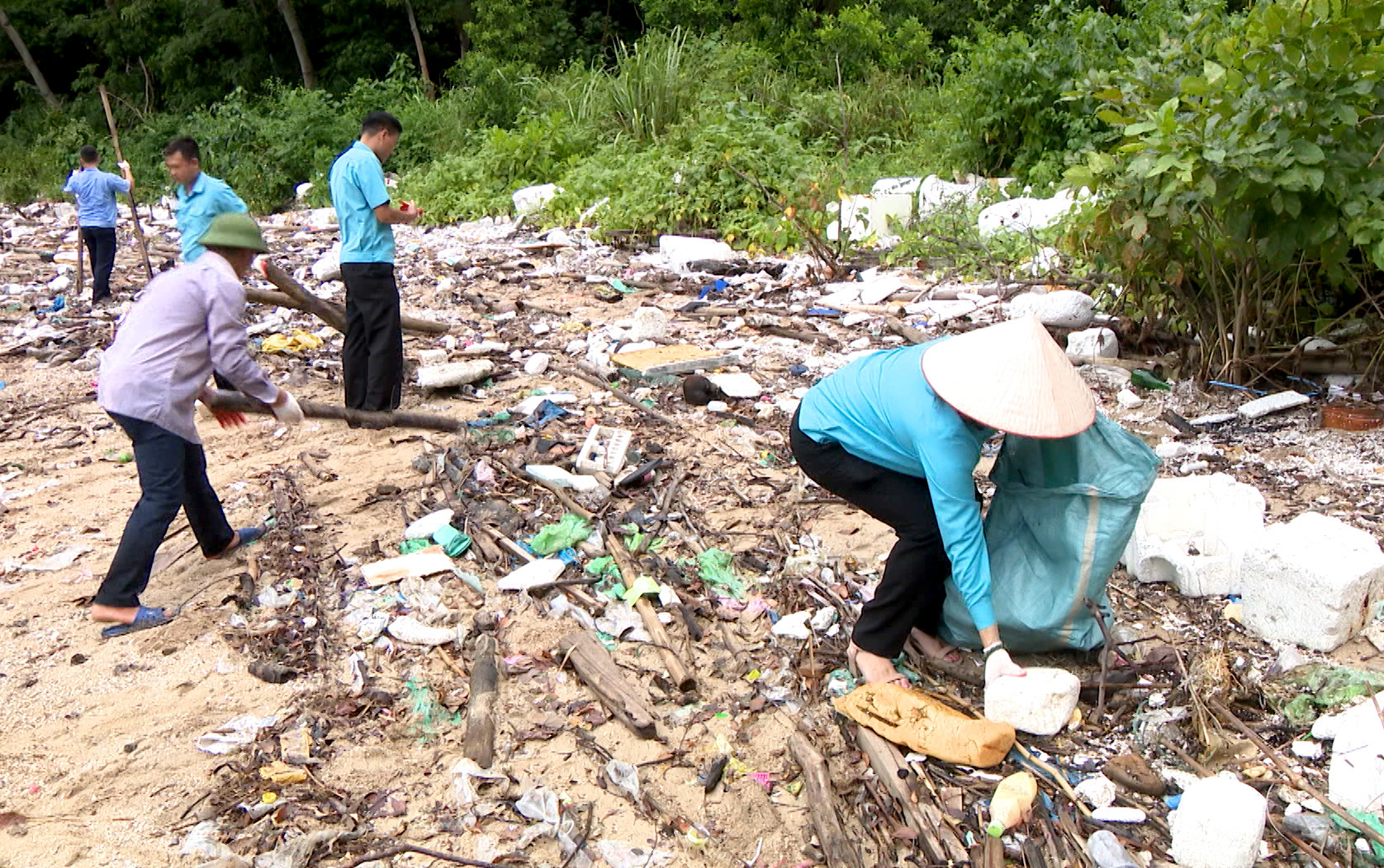 Nhân viên Ban Quản lý Vịnh Hạ Long thu gom rác thải tại các đảo.