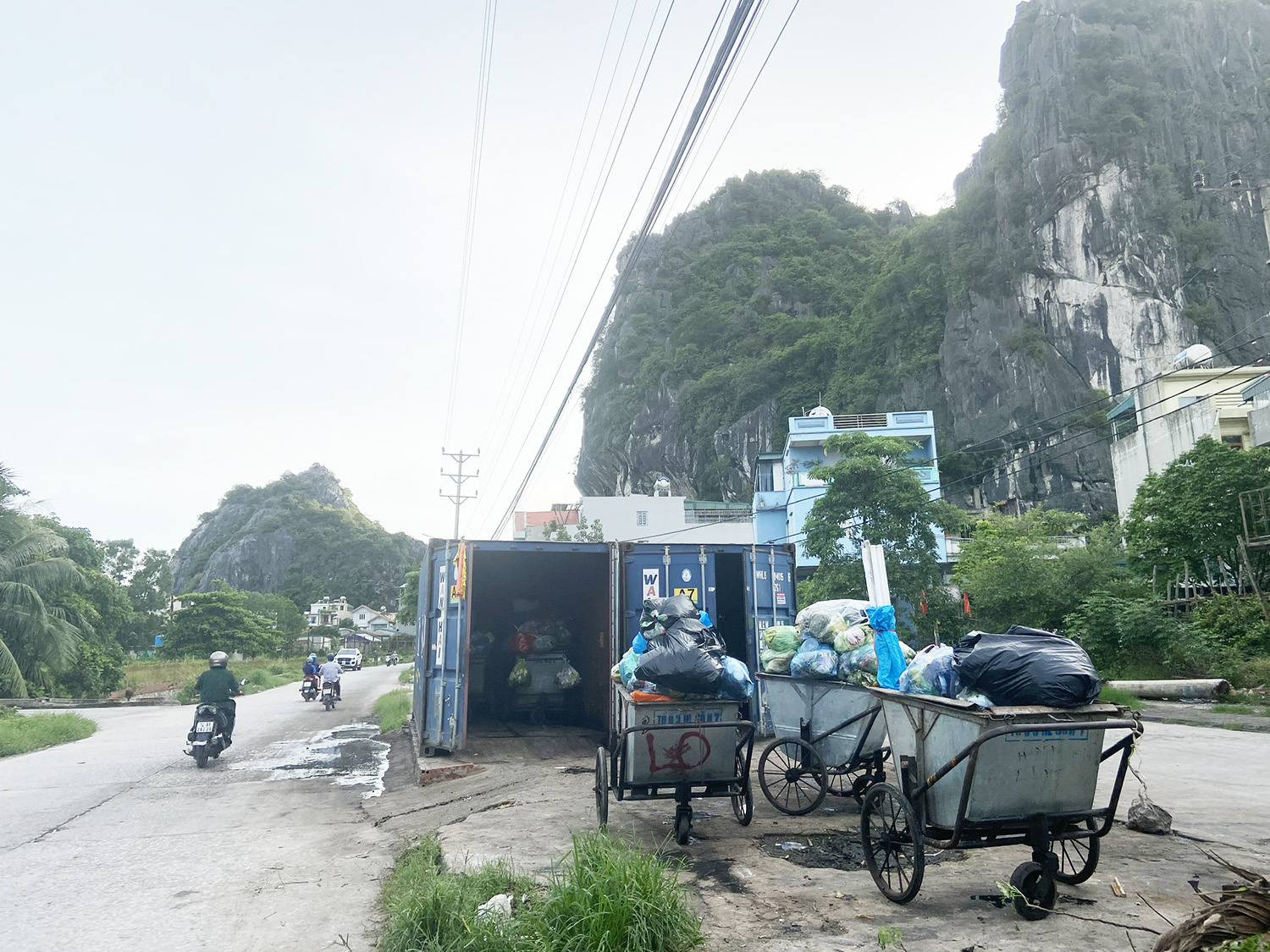 Khu tập kết rác đặt tại tổ 8, khu 5, phường Hồng Hà (TP Hạ Long) thường xuyên trong tình trạng quá tải, ảnh hưởng đến nhiều hộ dân khu vực. 