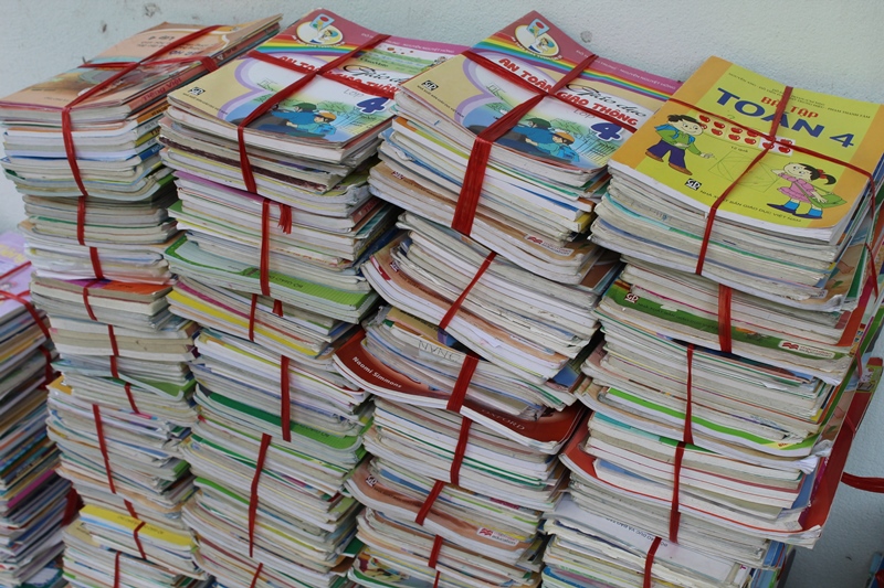 Hàng ngàn bộ sách giáo khoa được tập kết, vận chuyển từ Móng Cái về miền Trung 