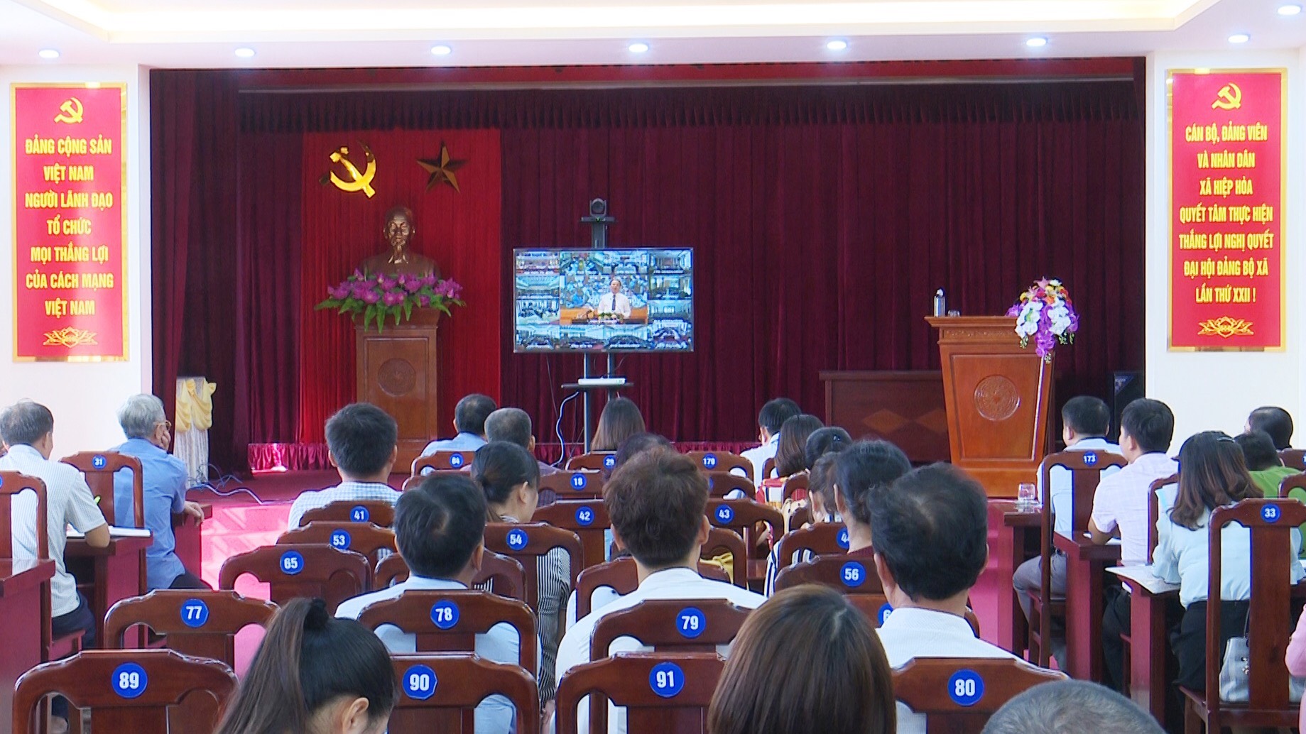 Đảng viên Đảng bộ xã Hiệp Hòa, TX Quảng Yên, nghe quán triệt Nghị quyết Đại hội Đảng bộ tỉnh lần thứ XV