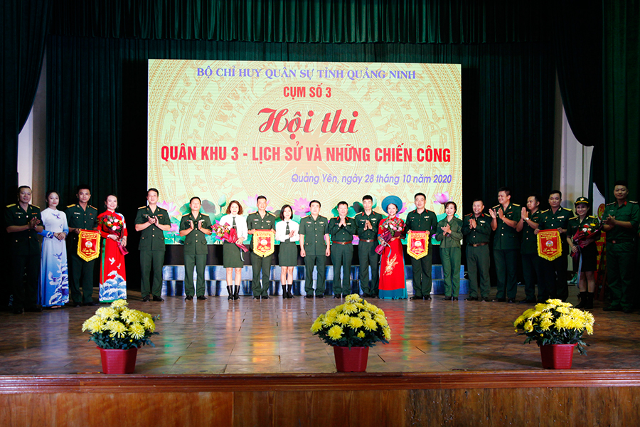 Ban Tổ chức trao cờ lưu niệm cho các đội tham dự Hội thi.