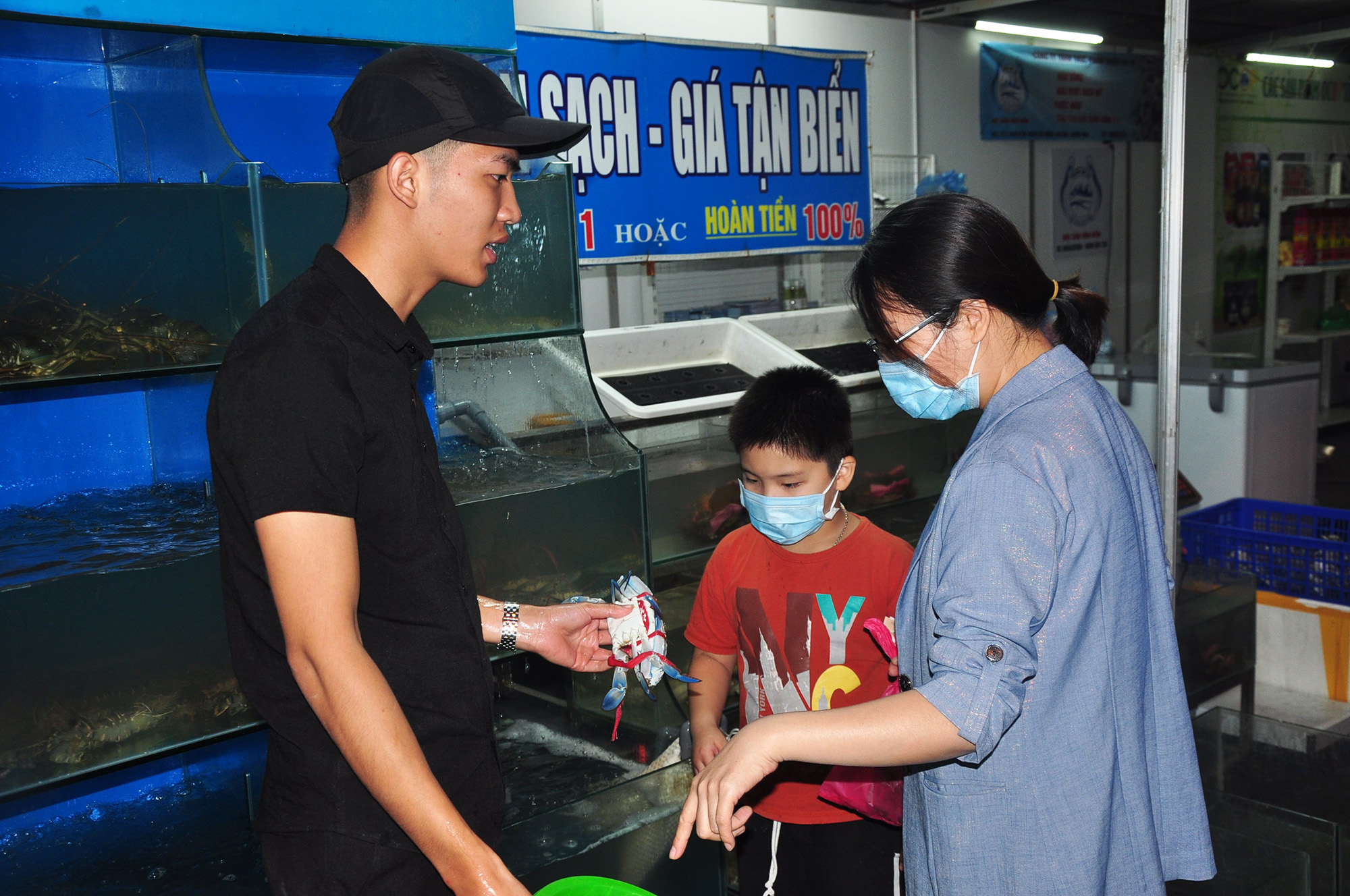 Người tiêu dùng Hà Nội mua hải sản Quảng Ninh tại Tuần giới thiệu sản phẩm OCOP và sản phẩm thủy sản Quảng Ninh năm 2020.