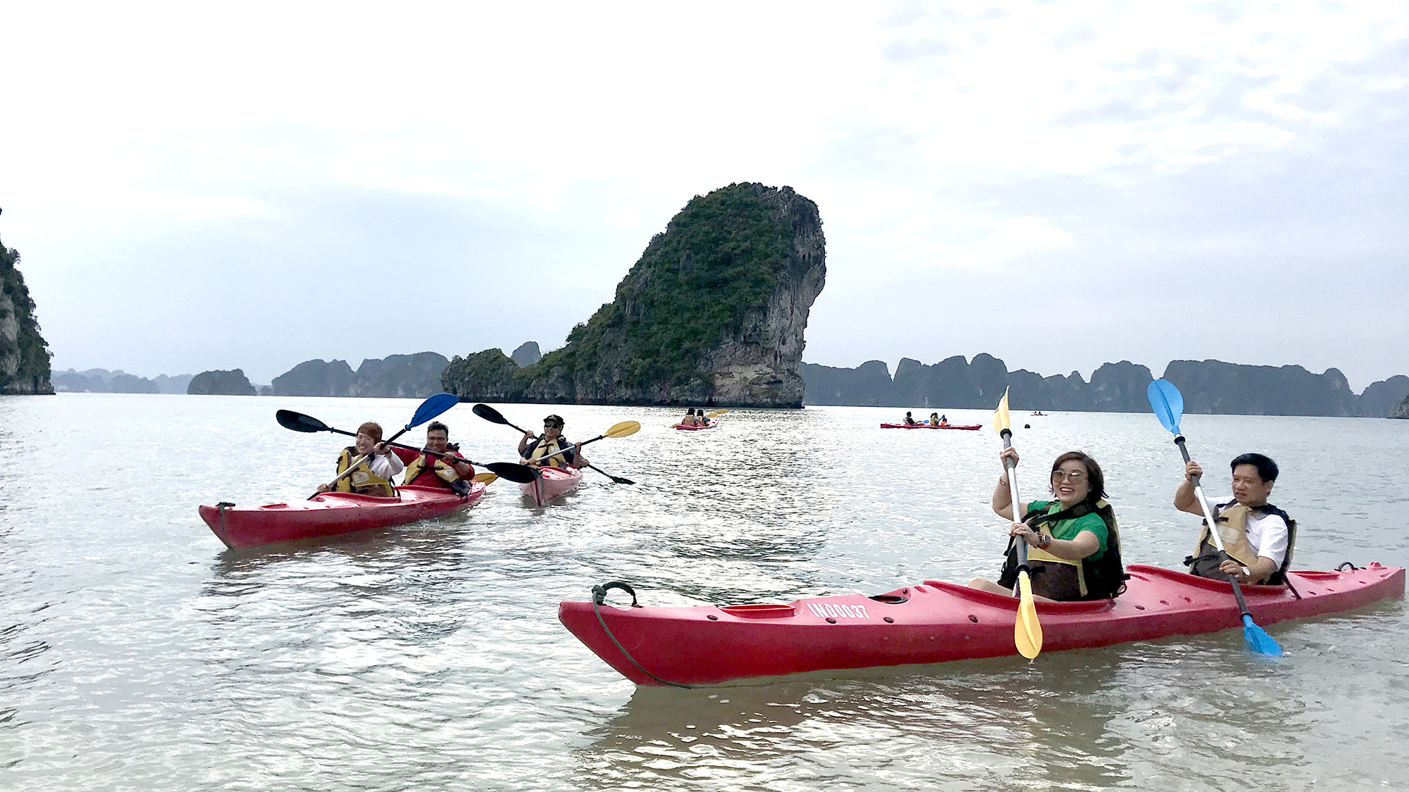 Du khách trải nghiệm chèo thuyền kayak trên Vịnh Hạ Long.