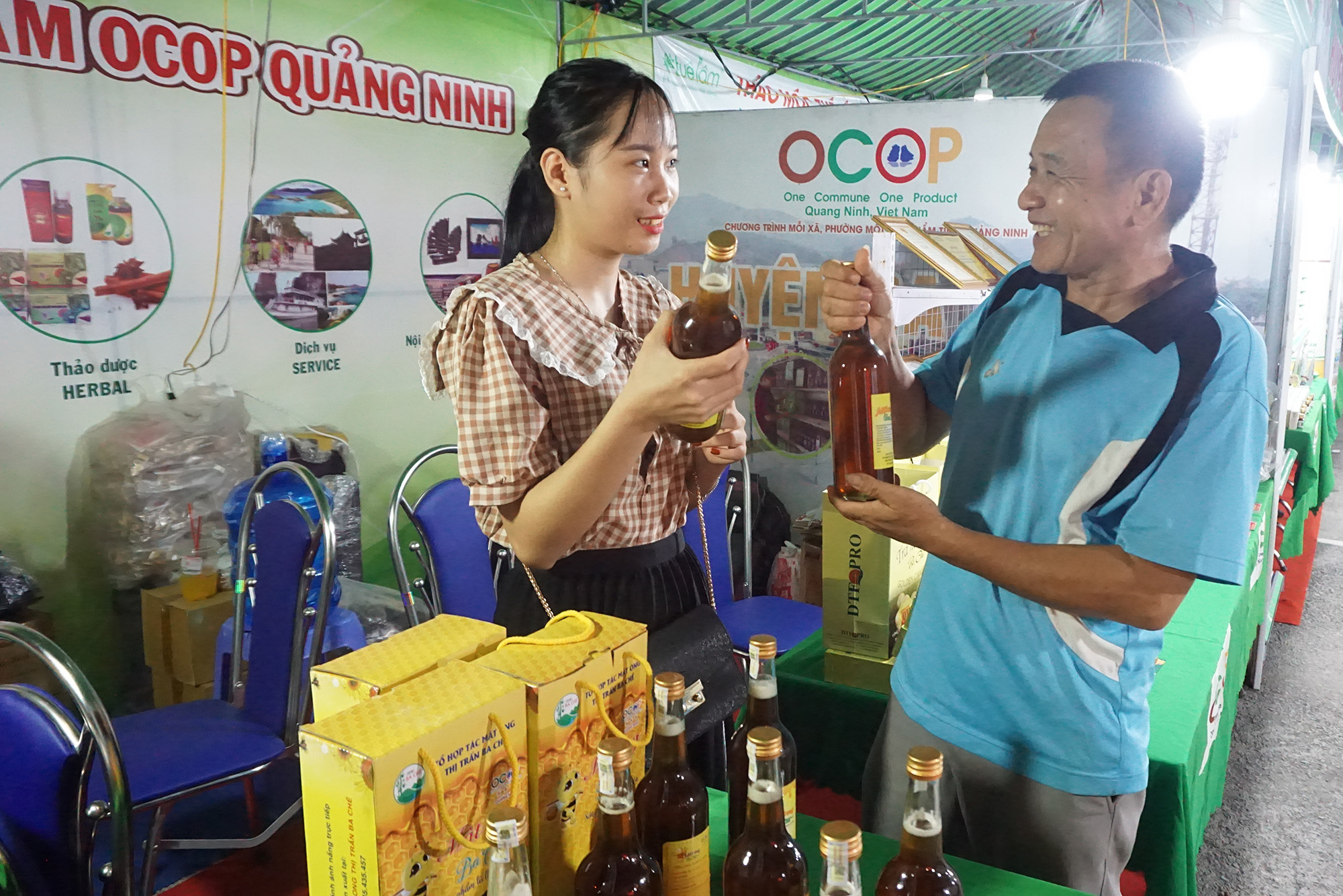 Người dân, du khách tới mua sắm tại Hội chợ OCOP Quảng Ninh - Hè 2020.