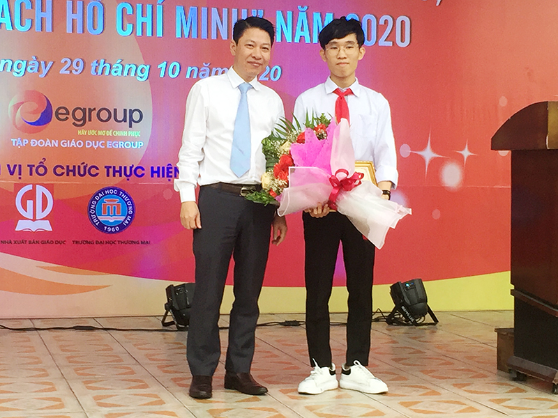Tiến sĩ Nguyễn Xuân An Việt, Phó Vụ trưởng Vụ GDCT và công tác HSSV (Bộ GD và ĐT) trao giải cho em Trần Đức Trí Nghĩa.