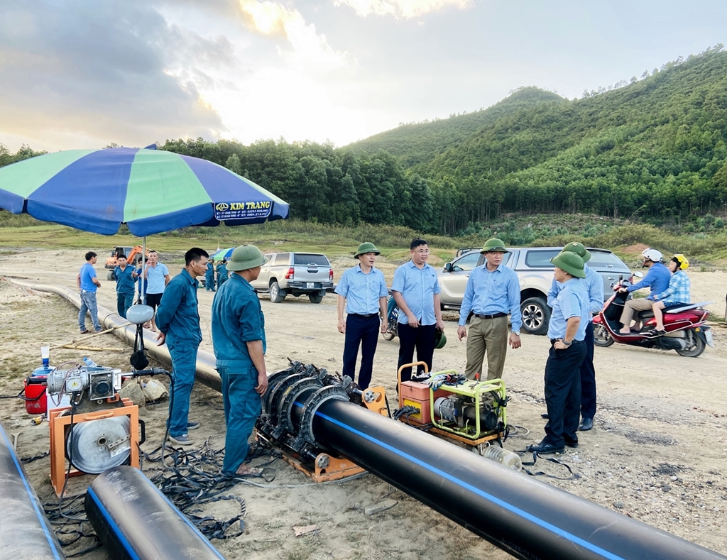 ãnh đạo Công ty CP Nước sạch Quảng Ninh chỉ đạo việc lắp đặt tuyến ống mới cấp nước từ lòng hồ Yên Lập, ngày 24/7.