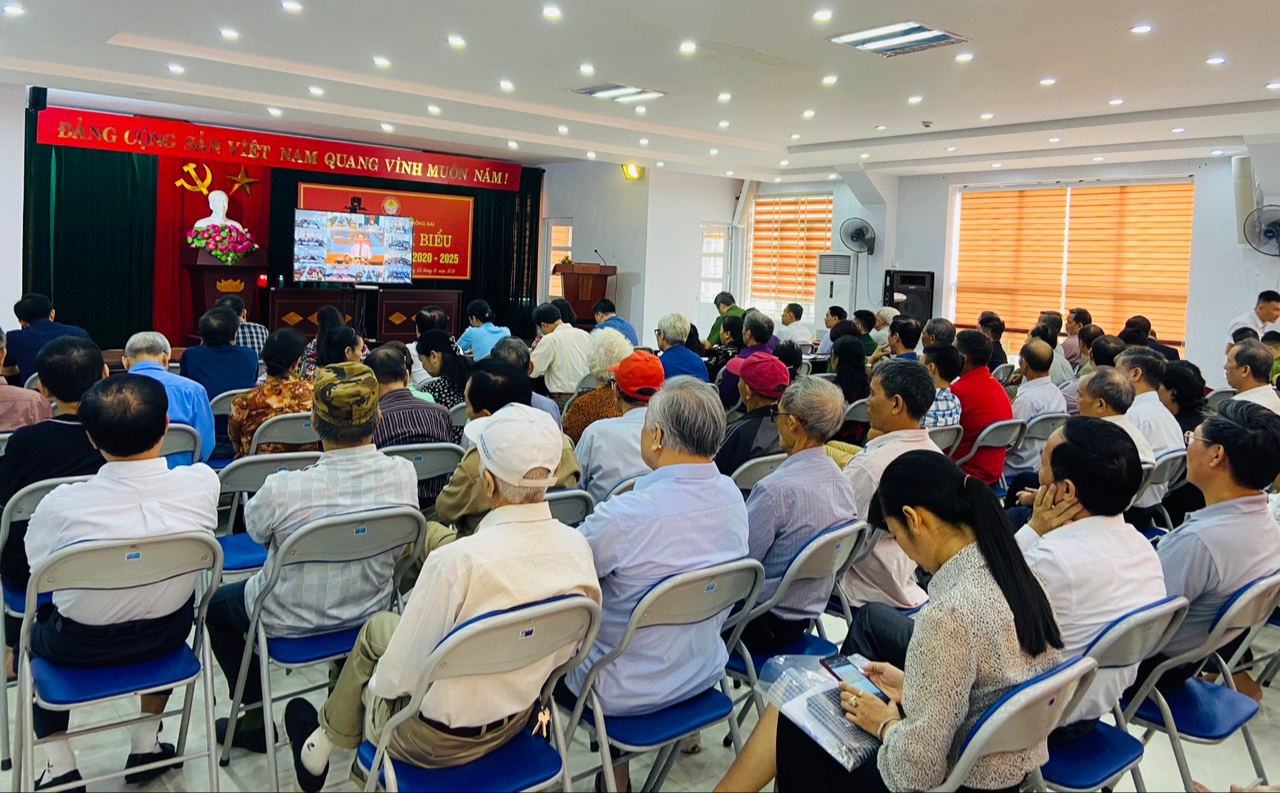 Đảng bộ phường Hòn Gai (TP Hạ Long) nghe quán triệt trực tuyến Nghị quyết Đại hội Đảng bộ tỉnh lần thứ XV.