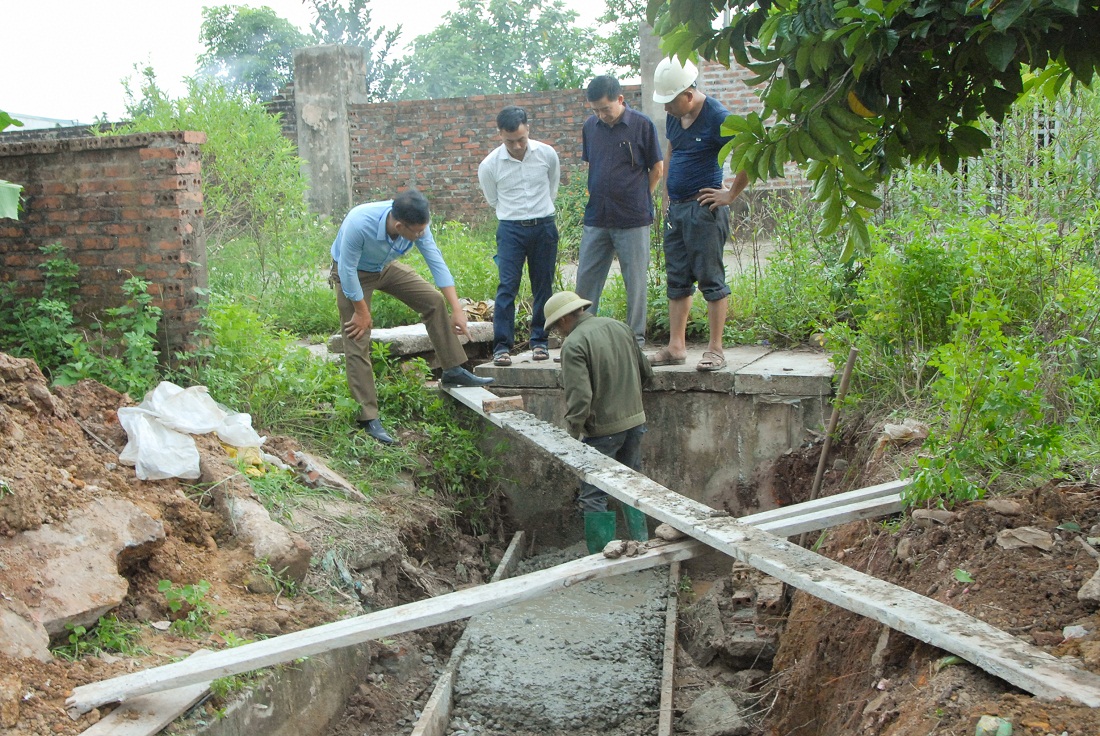 Ban Giám sát đầu tư của cộng đồng thôn Hải Tiến (xã Quảng Thành, huyện Hải Hà) đánh giá chất lượng thi công công trình cống thoát nước của thôn.