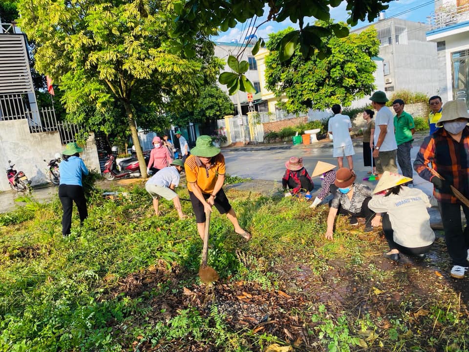 Cán bộ, hội viên phụ nữ trên địa bàn phường Thanh Sơn tích cực tham gia dọn dẹp vệ sinh môi trường