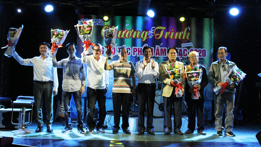 Lãnh đạo Hội VHNT Quảng Ninh tặng hoa chúc mừng các nhạc sĩ.