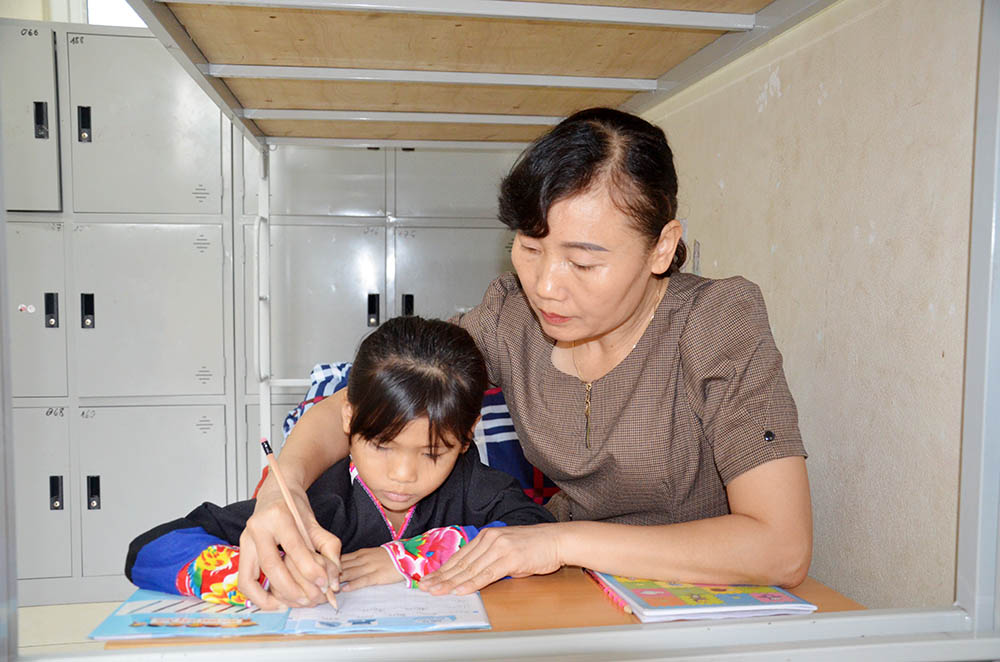 Cô Tô Thị Miên giáo viên tại điểm trường lẻ Bản Buông, Trường PTDTBT TH&THCS Hà Lâu, xã Hà Lâu, huyện Tiên Yên