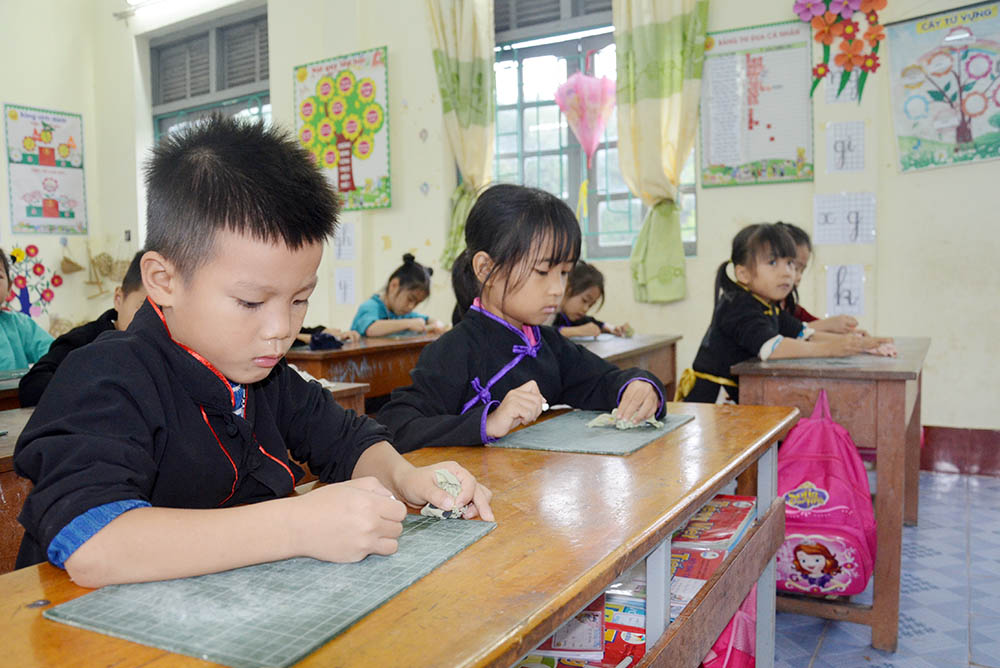 Học sinh giáo viên tại điểm trường lẻ Bản Buông, Trường PTDTBT TH&THCS Hà Lâu, xã Hà Lâu, huyện Tiên Yên