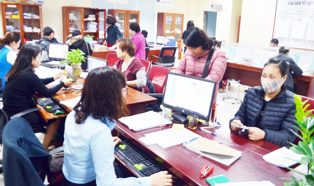 Cán bộ BHXH tỉnh giải quyết chế độ chính sách BHXH, BHYT cho người tham gia tại Trung tâm Phục vụ hành chính công TP Hạ Long.