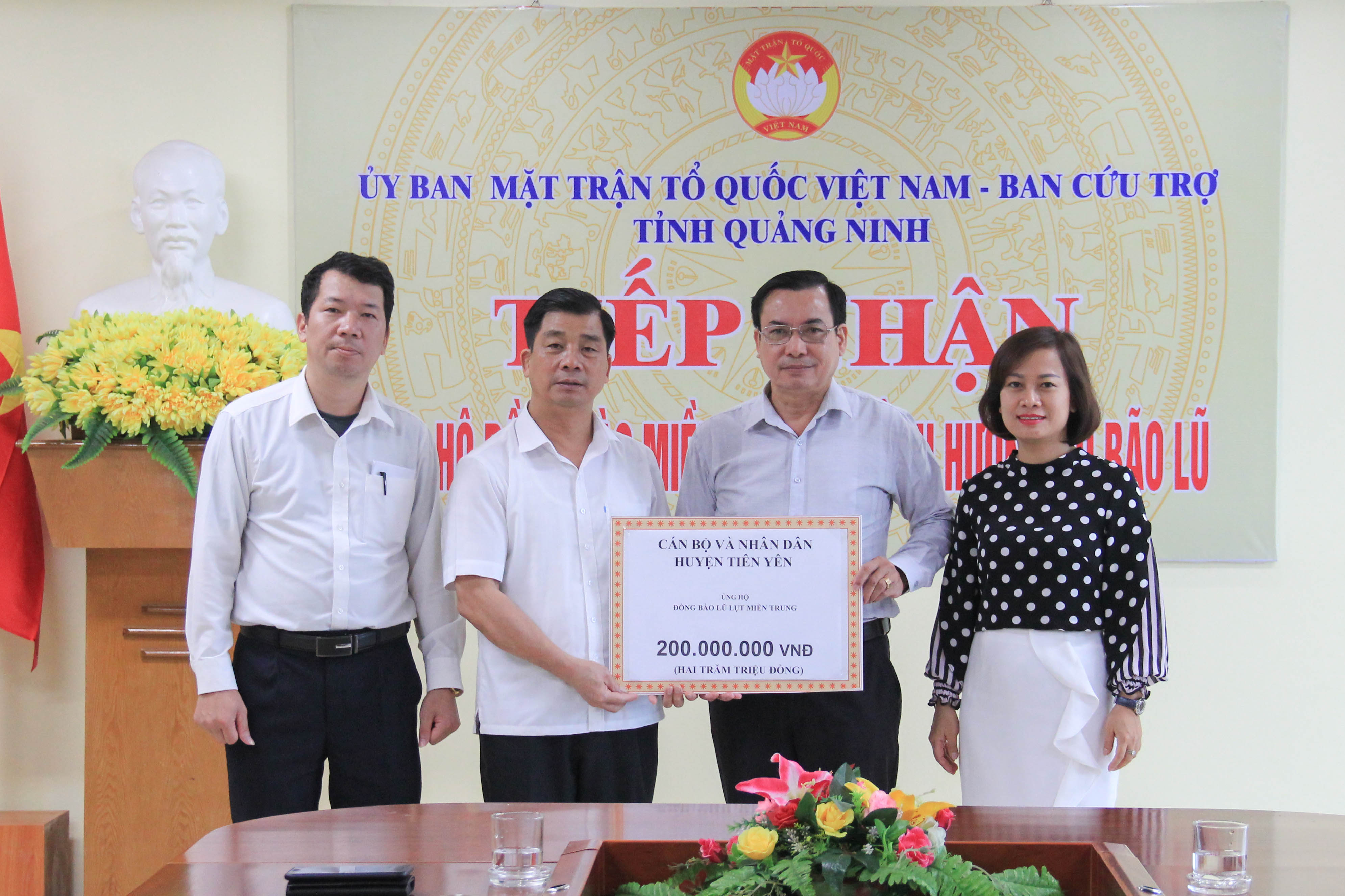 Ủy ban MTTQ tỉnh - Ban Cứu trợ tỉnh tiếp nhận tiền ủng hộ đồng bào miền Trung khắc phục thiệt hại mưa lũ, tháng 10/2020.