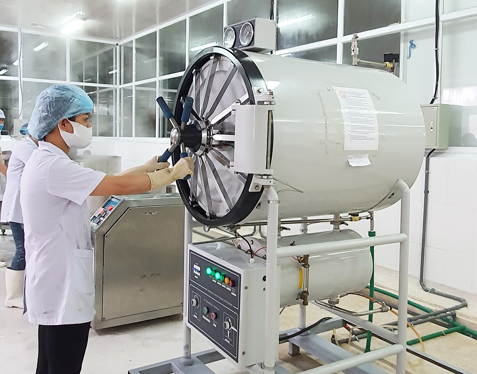 Công ty TNHH Sản xuất và Thương mại Thủy sản Quảng Ninh đầu tư máy móc sản xuất.