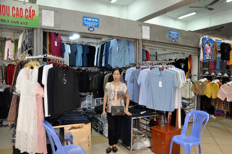 Bà Phạm Thị Vân, chủ quầy cho biết, mỗi tháng chỉ bán được trên dưới 1 triệu tiền hàng.
