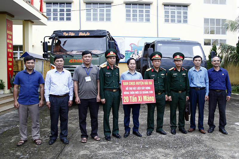 Ban CHQS huyện Hải Hà hỗ trợ xã Quảng Sơn được 20 tấn xi măng.