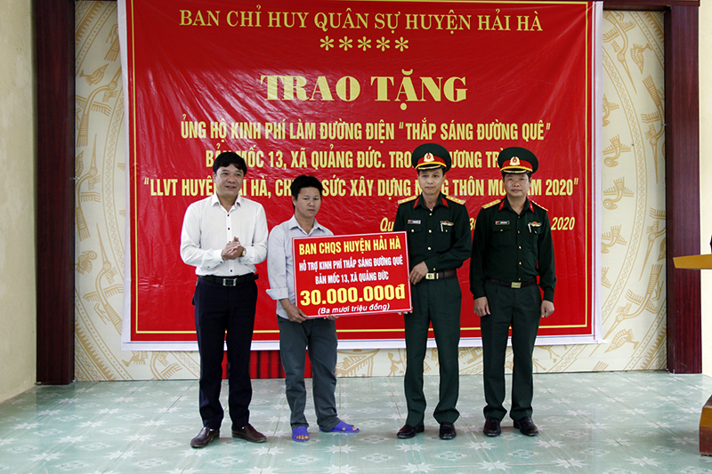 Lãnh đạo Ban CHQS huyện Hải Hà trao số tiền hỗ trợ 30 triệu đồng cho Bản mốc 13, xã Quảng Đức.