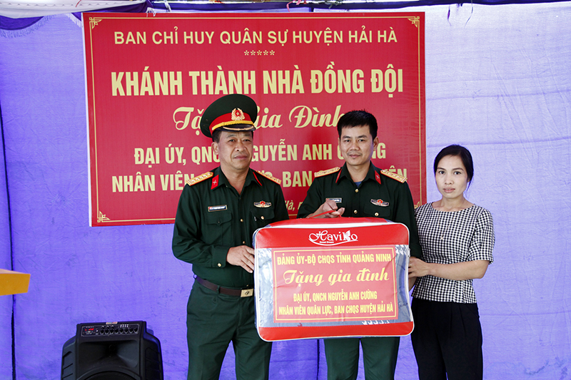 Đại tá Trần Khắc Xung, Phó Chủ nhiệm Chính trị Bộ CHQS tỉnh, trao quà tặng cho gia đình đồng chí Cường.