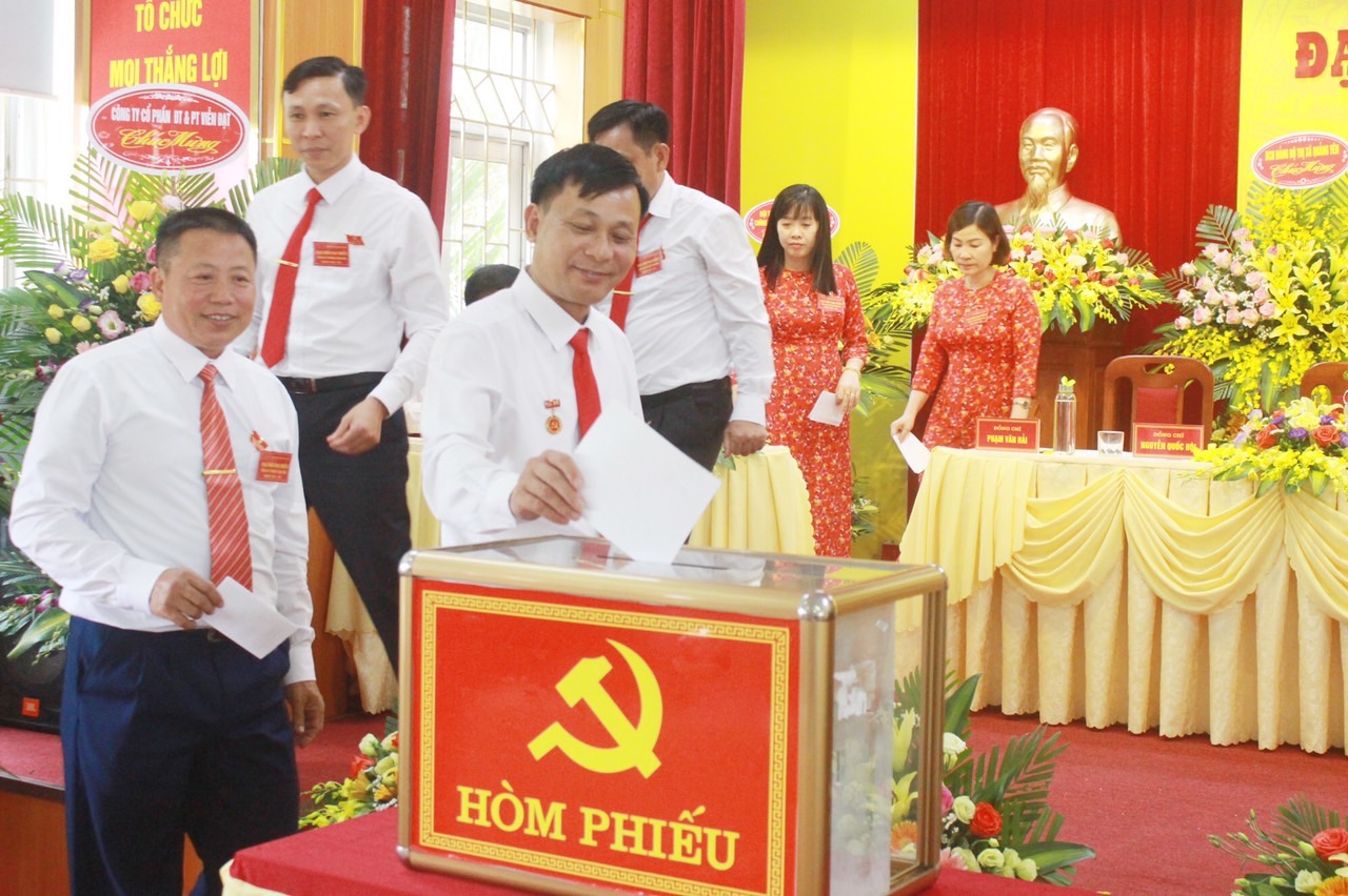 Các đại biểu bỏ phiếu bầu Ban Chấp hành Đảng bộ phường Cộng Hòa (TX Quảng Yên) nhiệm kỳ 2020 - 2025. Ảnh: Trung tâm TT-VH Quảng Yên