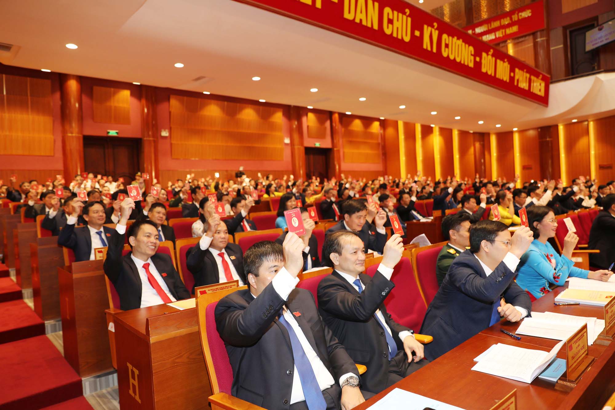 Các đại biểu thực hiện quy trình, thủ tục bầu BCH Đảng bộ tỉnh khóa XV, nhiệm kỳ 2020-2025.