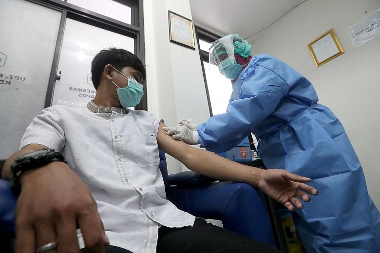Một người tham chương trình thử nghiệm vaccine chống COVID-19 tại Indonesia. Ảnh: EPA-EFE