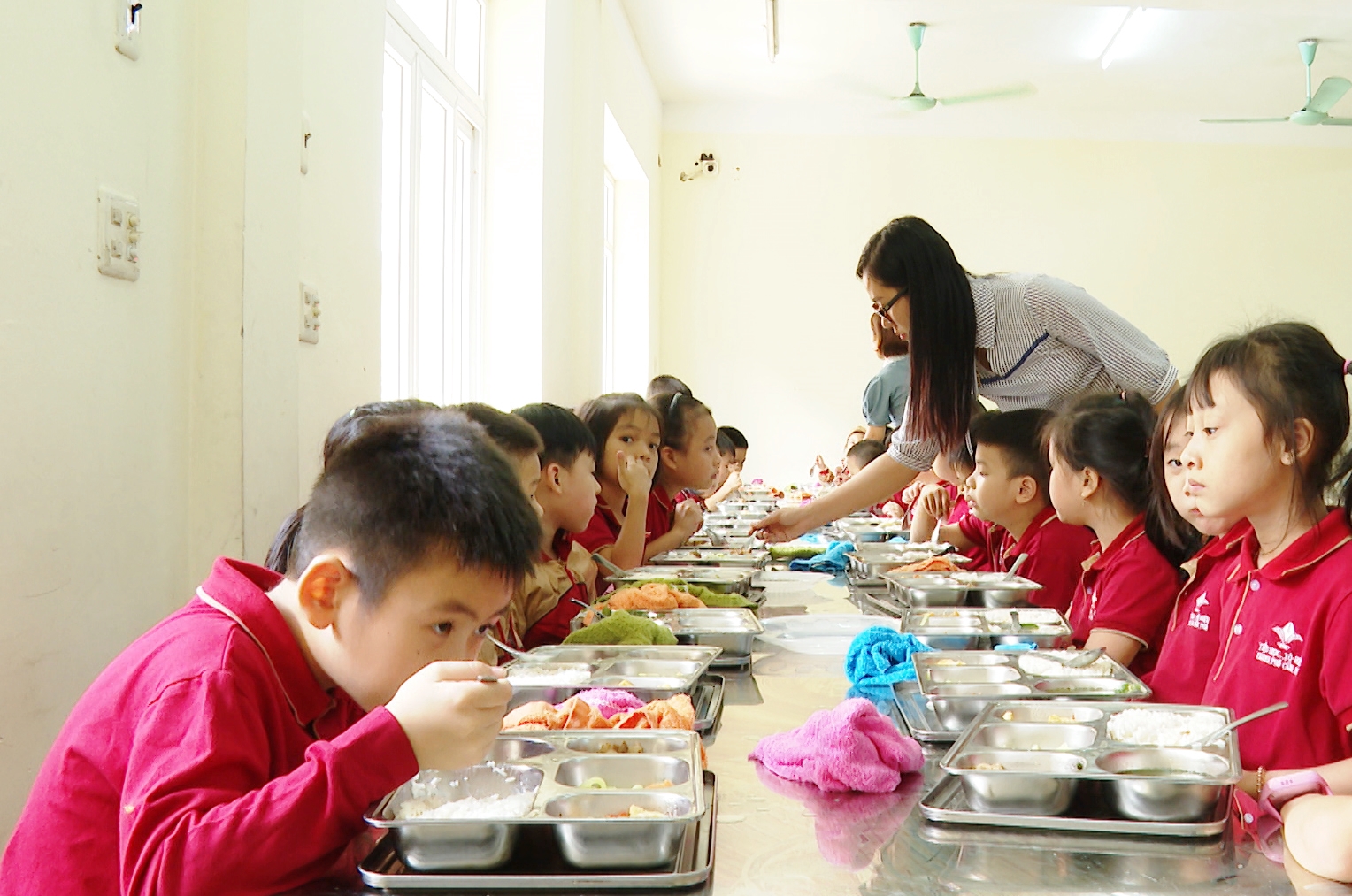 Bữa ăn bán trú của học sinh Trường Tiểu học Tô Hiệu, TP Cẩm Phả.