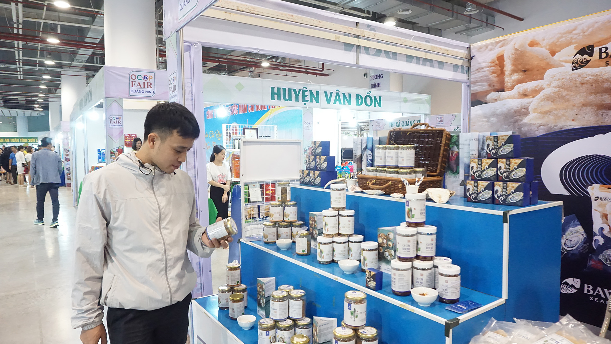 Nhiều sản phẩm OCOP của tỉnh được bày bán tại Hội chợ OCOP Quảng Ninh - 2020 được người dân tin tưởng lựa chọn.