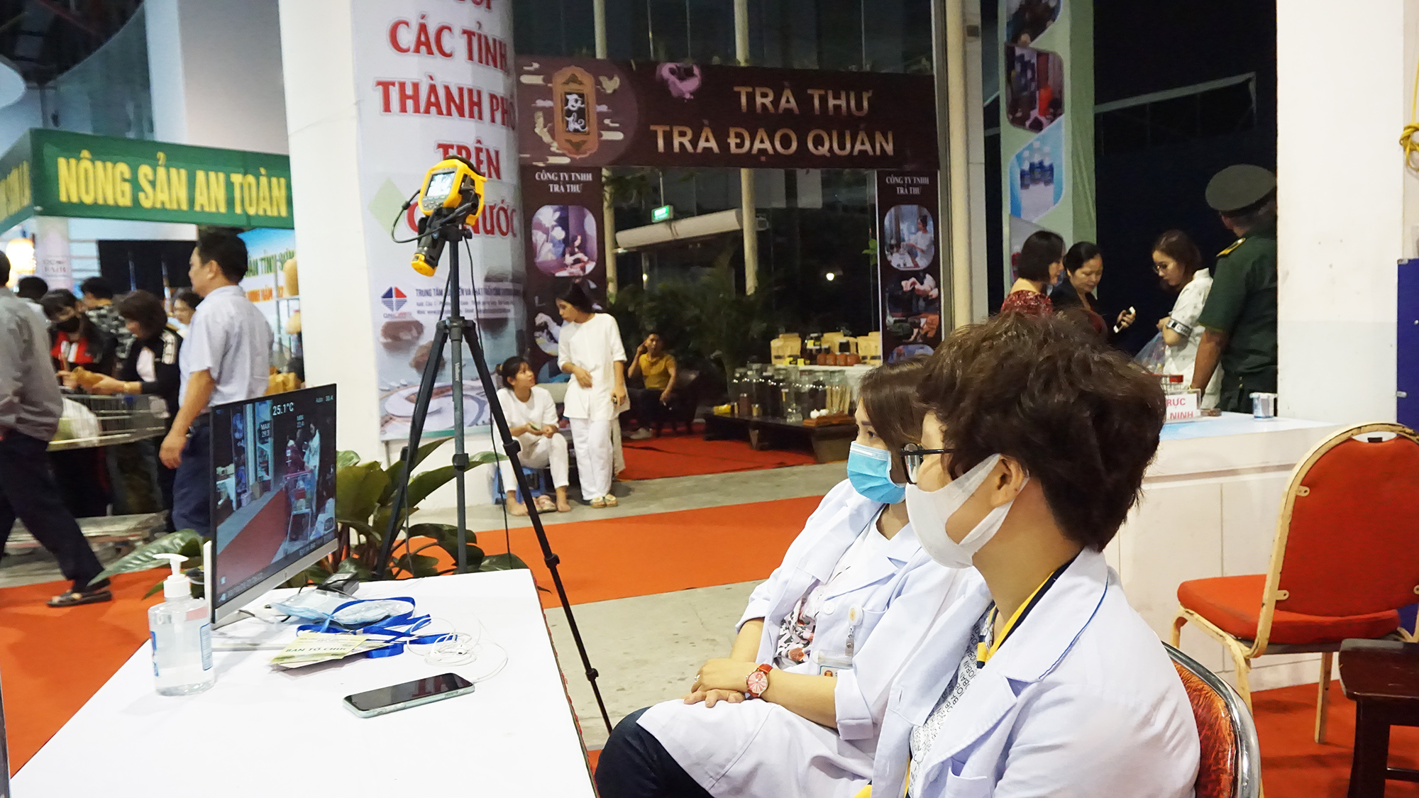 Các yếu tố phòng dịch vẫn được thực hiện nghiêm ngặt tại Hội chợ OCOP Quảng Ninh - 2020 nhằm đảm bảo an toàn cho người dân, du khách.