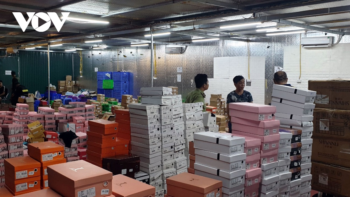 Kho hàng lậu phục vụ cho việc bán hàng online tại trung tâm TP Lào Cai bị lực lượng chức năng triệt phá vào chiều 7/7/2020.