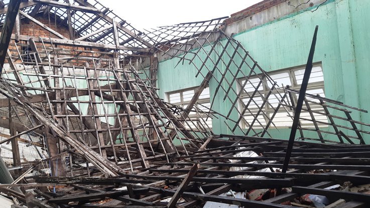 Trường THPT Cao Bá Quát hư hỏng nặng sau bão