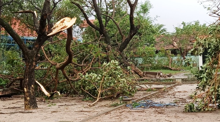 Trưởng Trường THPT Núi Thành hư hỏng nặng sau bão số 9