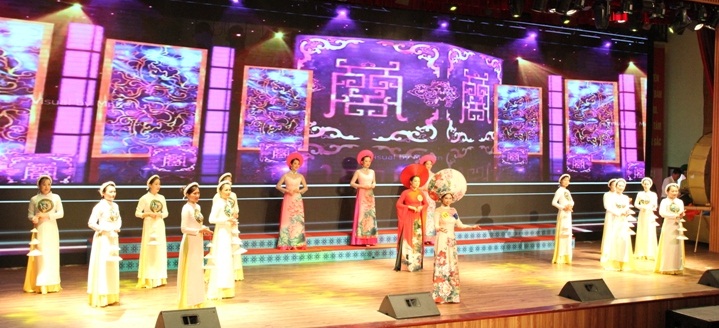 Màn trình diễn áo dài của đoàn nghệ thuật quần chúng thành phố Uông Bí.