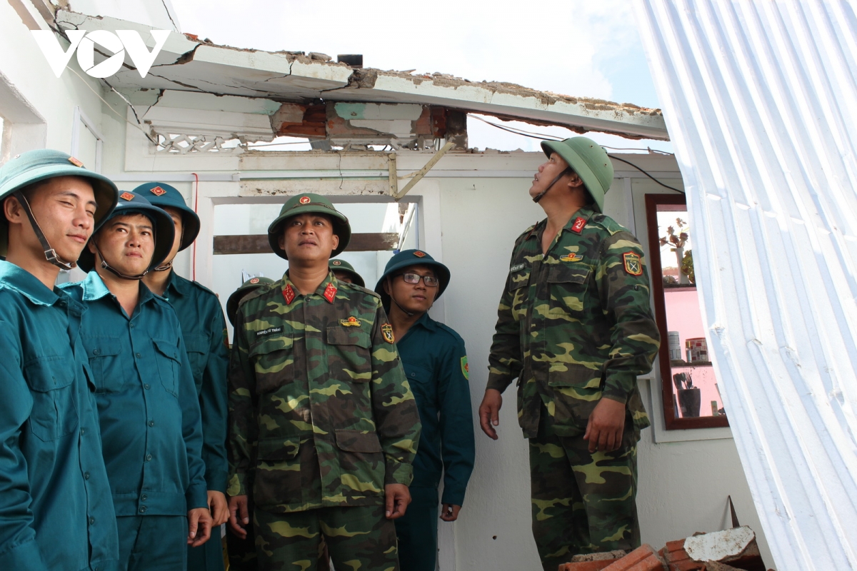 Bộ đội giúp dân Quảng Ngãi khôi phục nhà cửa.