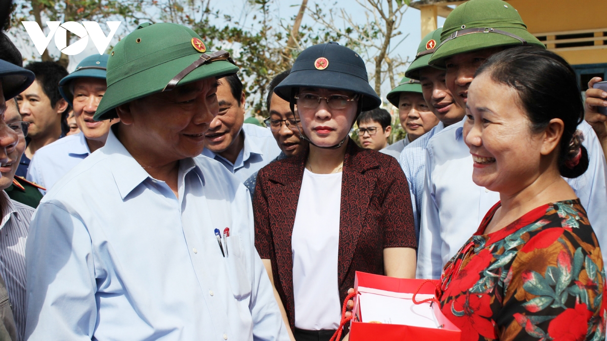 Thủ tướng Nguyễn Xuân Phúc tặng quà trường THCS Châu Ổ, huyện Bình Sơn, tỉnh Quảng Ngãi.