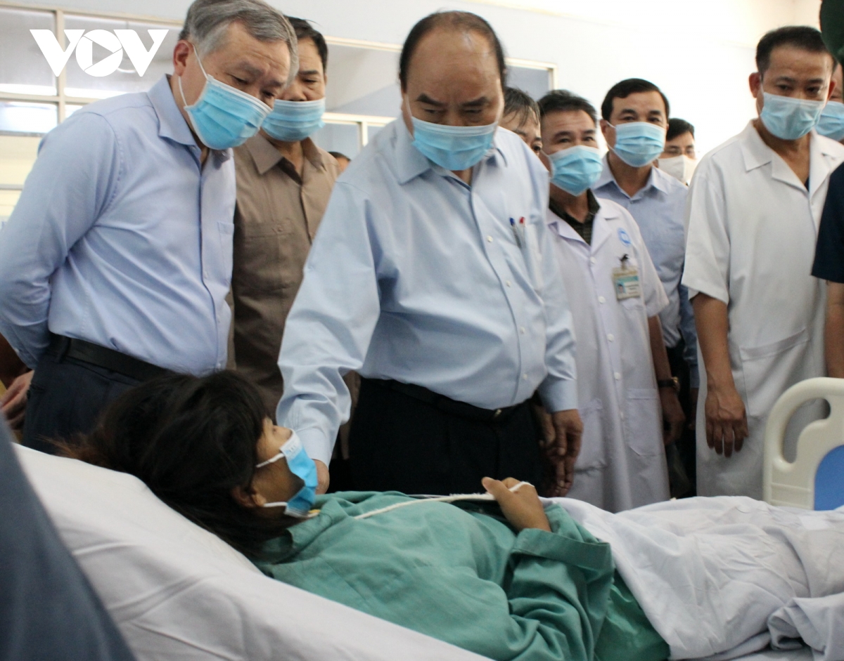 Thủ tướng tặng quà nạn nhân bị sạt lở ở xã Trà Leng huyện Nam Trà My, tỉnh Quảng Nam đang điều trị tại BV Đa khoa Quảng Nam.