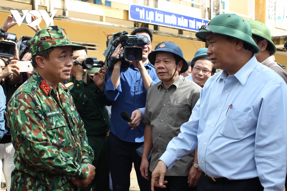 Thủ tướng động viên lực lượng vũ trang Quân khu 5 đang giúp trường THCS Châu Ổ huyện Bình Sơn bị tốc mái.