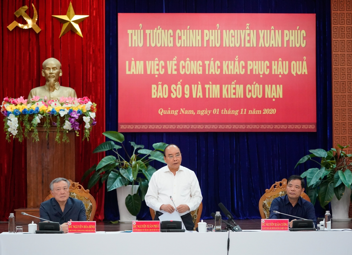 Thủ tướng Nguyễn Xuân Phúc làm việc với các tỉnh miền Trung về công tác khắc phục hậu quả bão số 9 và tìm kiếm cứu nạn. Ảnh VGP/Quang Hiếu