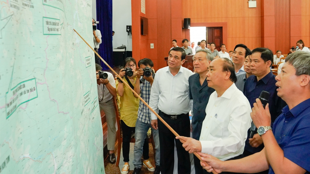 Thủ tướng xem bản đồ chỉ huy công tác tìm kiếm cứu nạn tại Phước Sơn và Nam Trà My. Ảnh VGP/Quang Hiếu