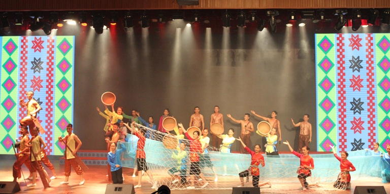 Văn hóa biển được cách điệu đưa lên sân khấu.