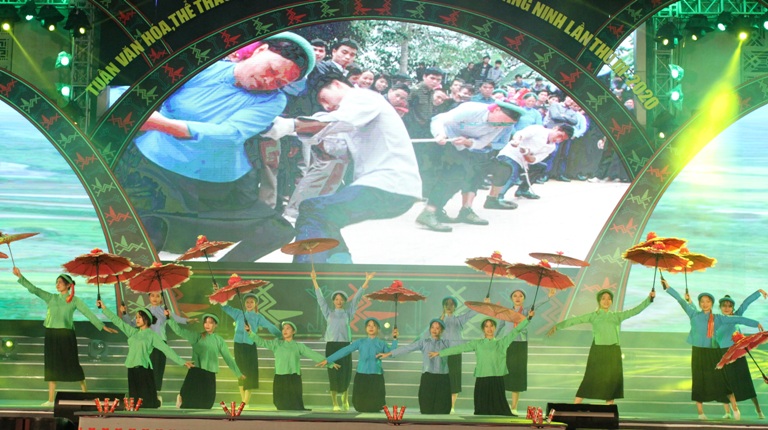 Tiết mục của đoàn nghệ thuật quần chúng huyện Tiên Yên thể hiện bản sắc văn hóa của người Sán Chỉ.