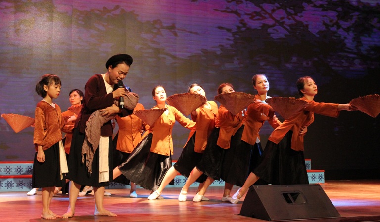 Tiết mục của hát xẩm của Đoàn nghệ thuật quần chúng thành phố Uông Bí.