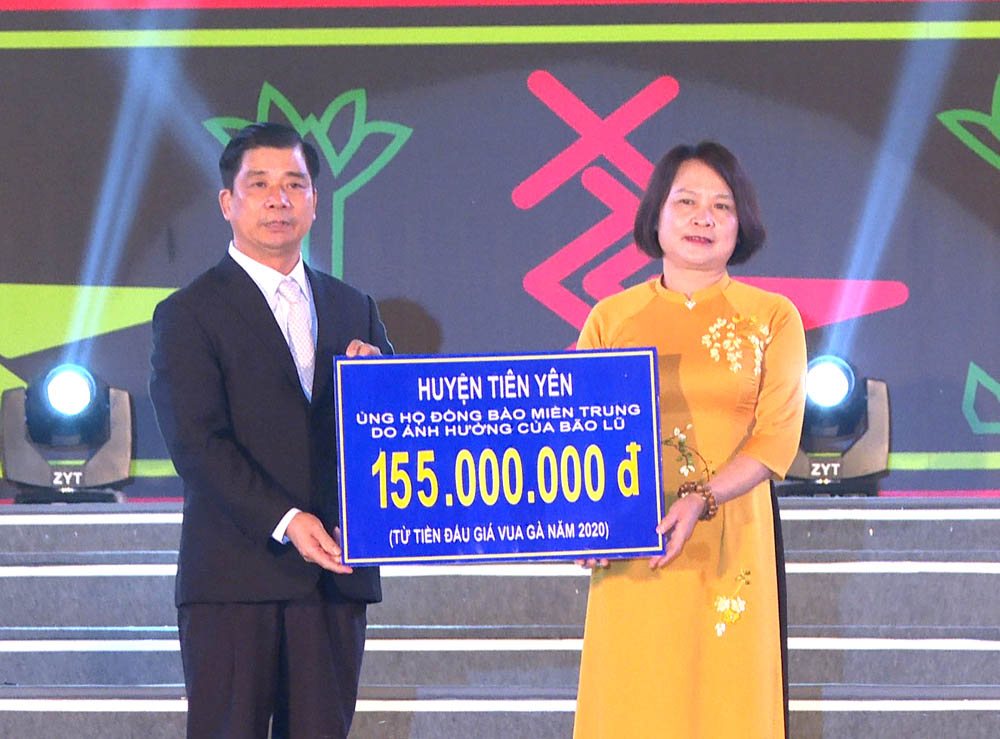 Đồng chí Hà Hải Dương Bí thư huyện ủy, Chủ tịch UBND huyện trao 155 triệu đồng từ tiền bán đấu giá vua gà cho lãnh đạo MTTQ huyện để ủng hộ đồng bào lũ lụt miền Trung