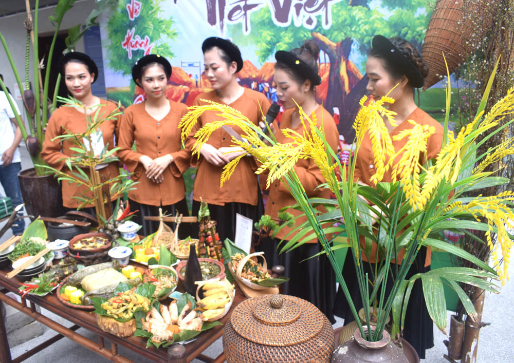 Đội thi TP Uông Bí mang chủ đề Hồn quê nét Việt
