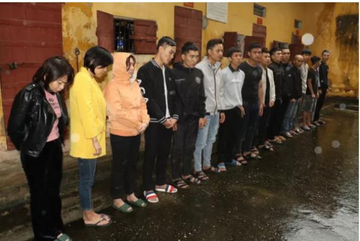 15 người trong ổ nhóm bị bắt giữ, trong đó có 3 nữ cán bộ Trung tâm GDTX tỉnh Thanh Hóa.
