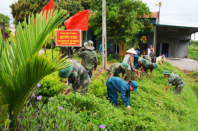  Lực lượng vũ trang TX Quảng Yên giúp nhân dân chỉnh trang đường làng, ngõ xóm.