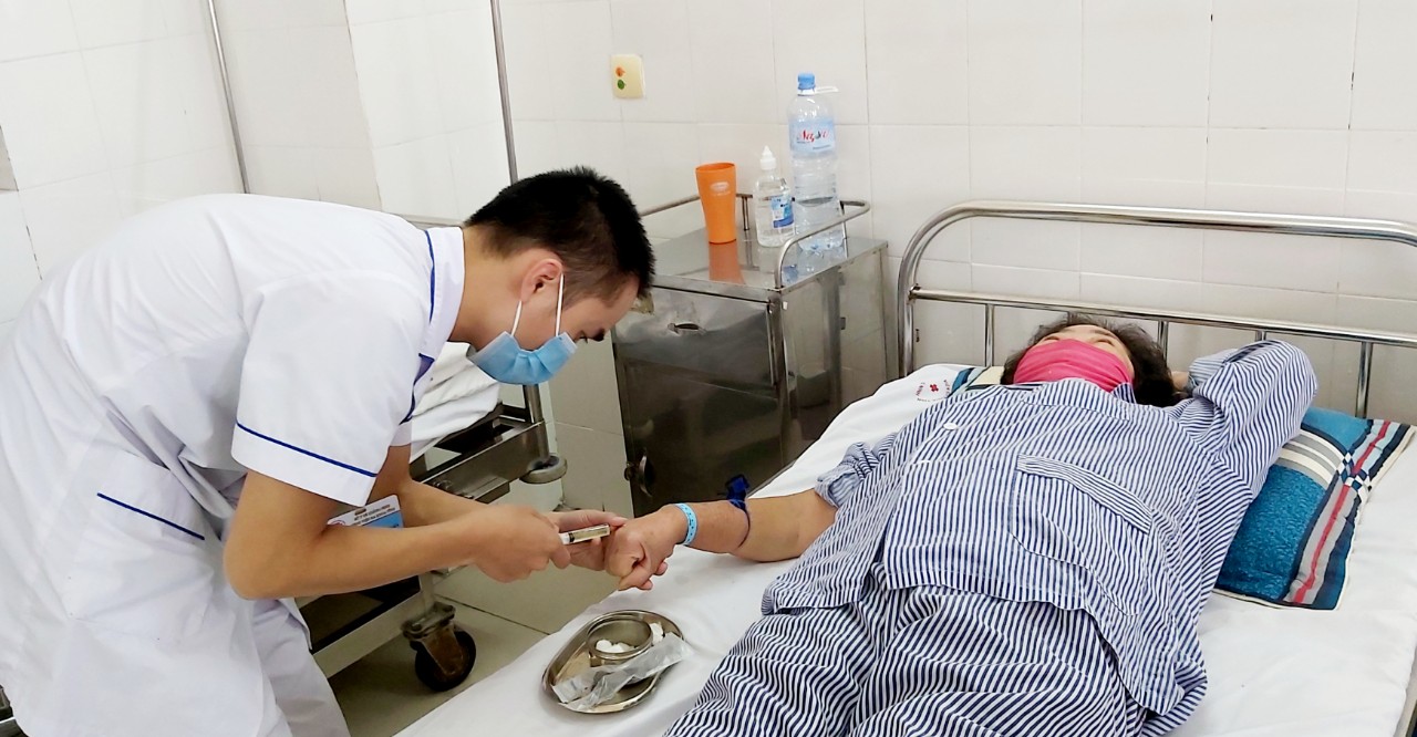 Bà Nguyễn Thị Hồng được bác sĩ Bệnh viện đa khoa tỉnh điều trị bệnh tiểu đường.